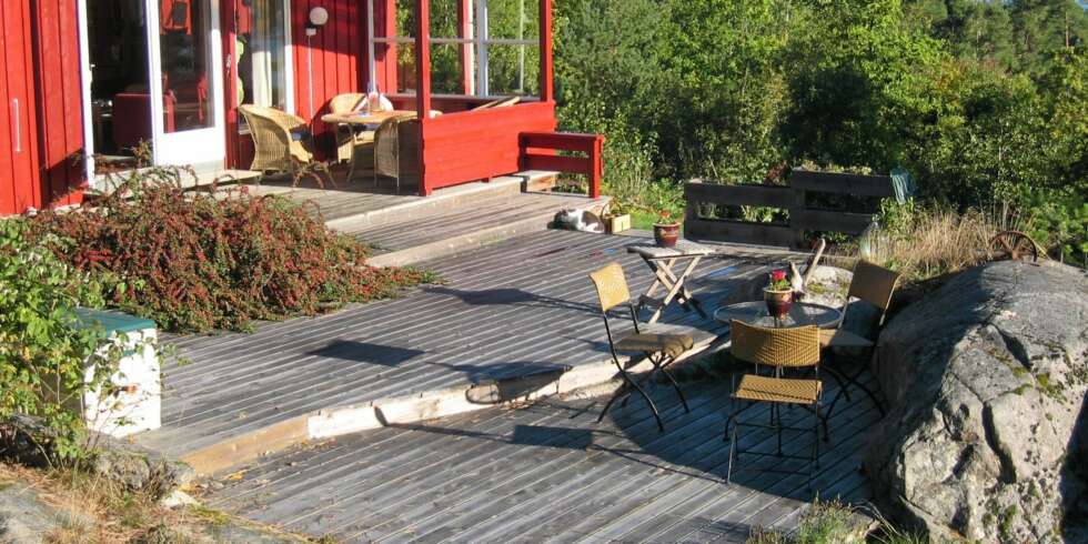 PÅ LAG MED NATUREN: Som en kontrast til mange terrasser som fremstår som store fuglekikkertårn, er denne uteplassen laget helt på naturens premisser. Den er tilpasset stedlig terreng både i høyde og bredde og gir flere møbleringsmuligheter og funksjoner. Legg også merke til bevisst bruk av vegetasjon og naturlige fjellformasjoner som alternativ til rekkverk. PÅ LAG MED NATUREN: Som en kontrast til mange terrasser som fremstår som store fuglekikkertårn, er denne uteplassen laget helt på naturens premisser. Den er tilpasset stedlig terreng både i høyde og bredde og gir flere møbleringsmuligheter og funksjoner. Legg også merke til bevisst bruk av vegetasjon og naturlige fjellformasjoner som alternativ til rekkverk.
