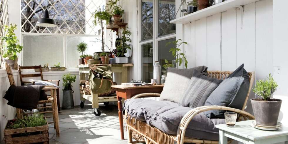 VERANDA MED SJEL: Etter noen runder på loppemarkeder har verandaen endelig blitt slik Trine Thorsen hadde forestilt seg. Krakken, sidebordet og sofaen er alt fra loppemarked. VERANDA MED SJEL: Etter noen runder på loppemarkeder har verandaen endelig blitt slik Trine Thorsen hadde forestilt seg. Krakken, sidebordet og sofaen er alt fra loppemarked.
