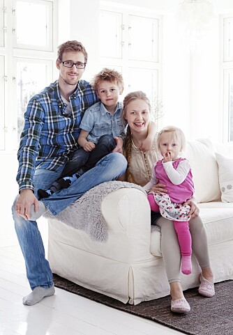FAMILIELYKKE: Her er Noa, Rosa, mamma og pappa samlet i stuen. FAMILIELYKKE: Her er Noa, Rosa, mamma og pappa samlet i stuen.