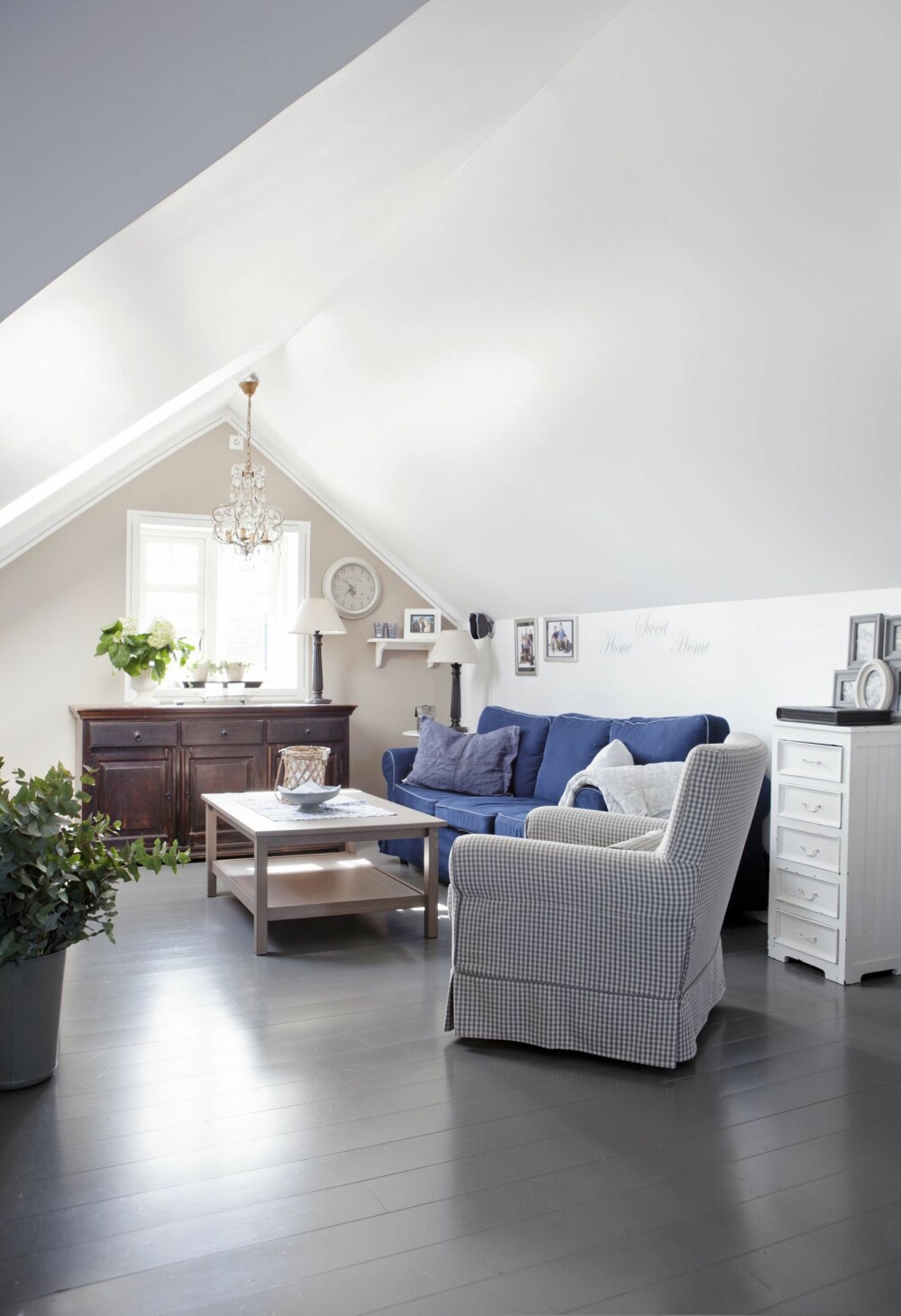 LOFTSTUE: Når du kommer opp trappen til andre etasje, er det en åpen løsning med tv- og lekerom. Endeveggen er malt i fargen Marrakech, og gulvet i Front, begge fra Jotun. LOFTSTUE: Når du kommer opp trappen til andre etasje, er det en åpen løsning med tv- og lekerom. Endeveggen er malt i fargen Marrakech, og gulvet i Front, begge fra Jotun.
