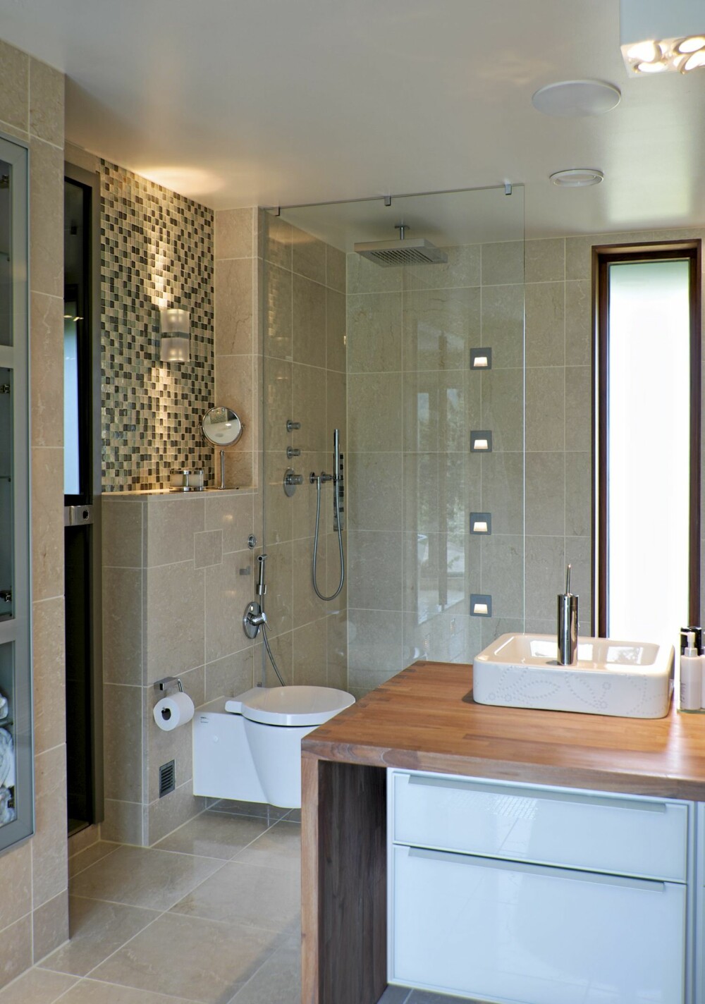 DELIKAT: Med såpebehandlet eik og skinnende glassmosaikk fremheves det hvite, blanke porselenet. DELIKAT: Med såpebehandlet eik og skinnende glassmosaikk fremheves det hvite, blanke porselenet.