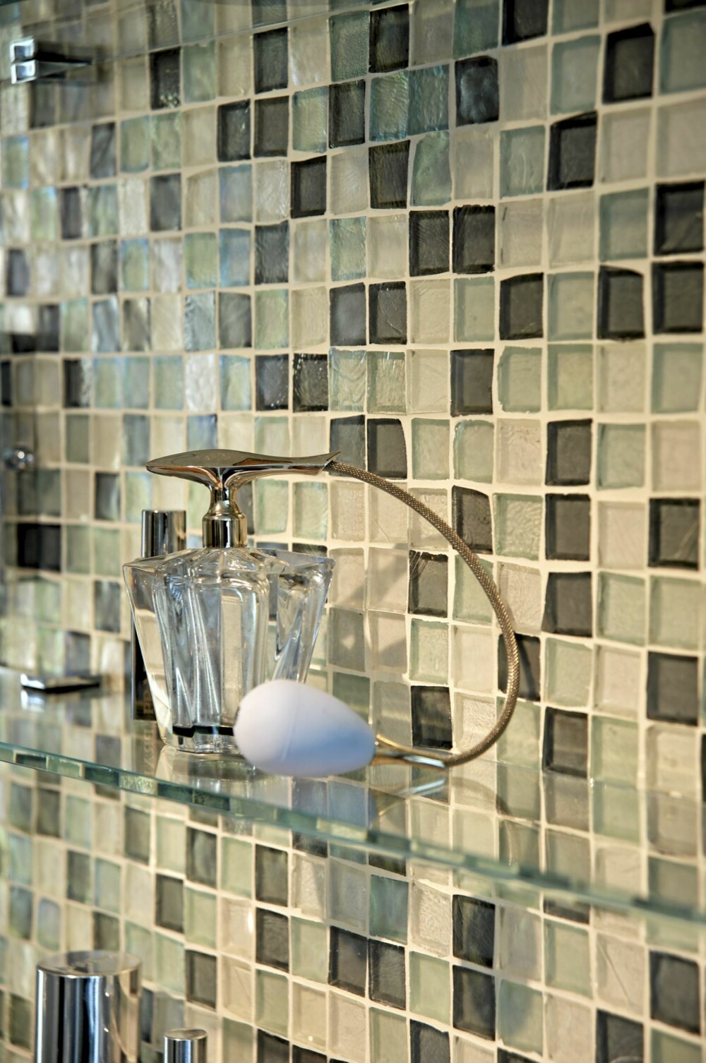 ELEGANT: Glassmosiakkfliser i store felt har en sterk, dekorativ virkning. ELEGANT: Glassmosiakkfliser i store felt har en sterk, dekorativ virkning.