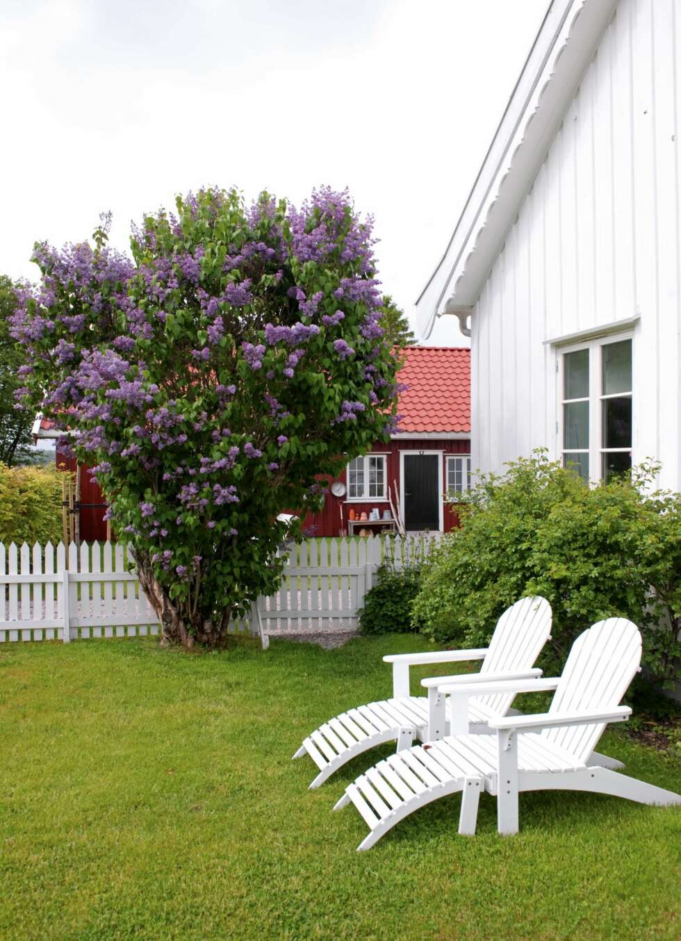 IDYLL. Det er flere uteplasser på småbruket, her er det alltid en solplass å finne. IDYLL. Det er flere uteplasser på småbruket, her er det alltid en solplass å finne.