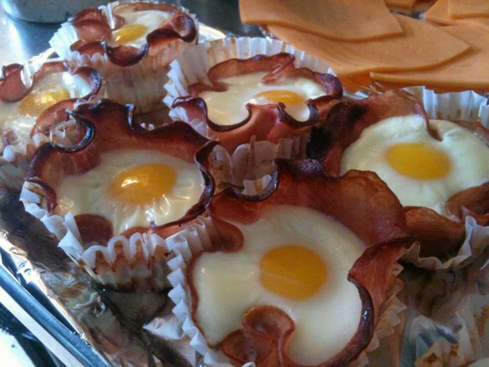 FROKOST ELLER DESSERT: Denne kan vel strengt tatt ikke kalles en kake, men formen er kjent. Egg og bacon-cupcakes fant jeg på siden Awesomegalore.com. Kult!! FROKOST ELLER DESSERT: Denne kan vel strengt tatt ikke kalles en kake, men formen er kjent. Egg og bacon-cupcakes fant jeg på siden Awesomegalore.com. Kult!!