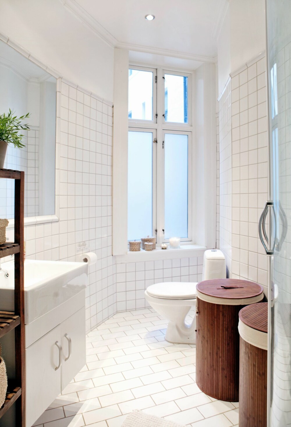 STILRENT: Badet ble stort sett beholdt som det var, og har en klassisk løsning typisk for de gamle bygårdene i Oslo. STILRENT: Badet ble stort sett beholdt som det var, og har en klassisk løsning typisk for de gamle bygårdene i Oslo.