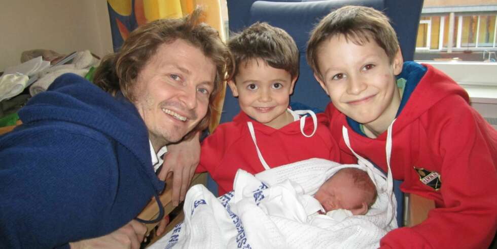 EKSOTISKE NAVN: Pappa Åsmund Eriksen sammen med sine tre gutter Anton Manoa, Edvard Ikaika og Olaf Kekoa. EKSOTISKE NAVN: Pappa Åsmund Eriksen sammen med sine tre gutter Anton Manoa, Edvard Ikaika og Olaf Kekoa.
