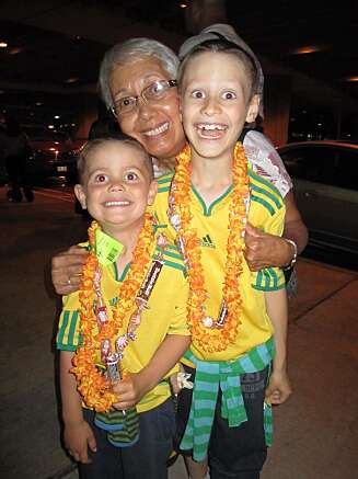 PÅ HAWAII: Anton Manoa og Edvard Ikaikan sammen med "Tutu" (bestemor) da familien landet på Hawaii i fjor sommer. PÅ HAWAII: Anton Manoa og Edvard Ikaikan sammen med "Tutu" (bestemor) da familien landet på Hawaii i fjor sommer.