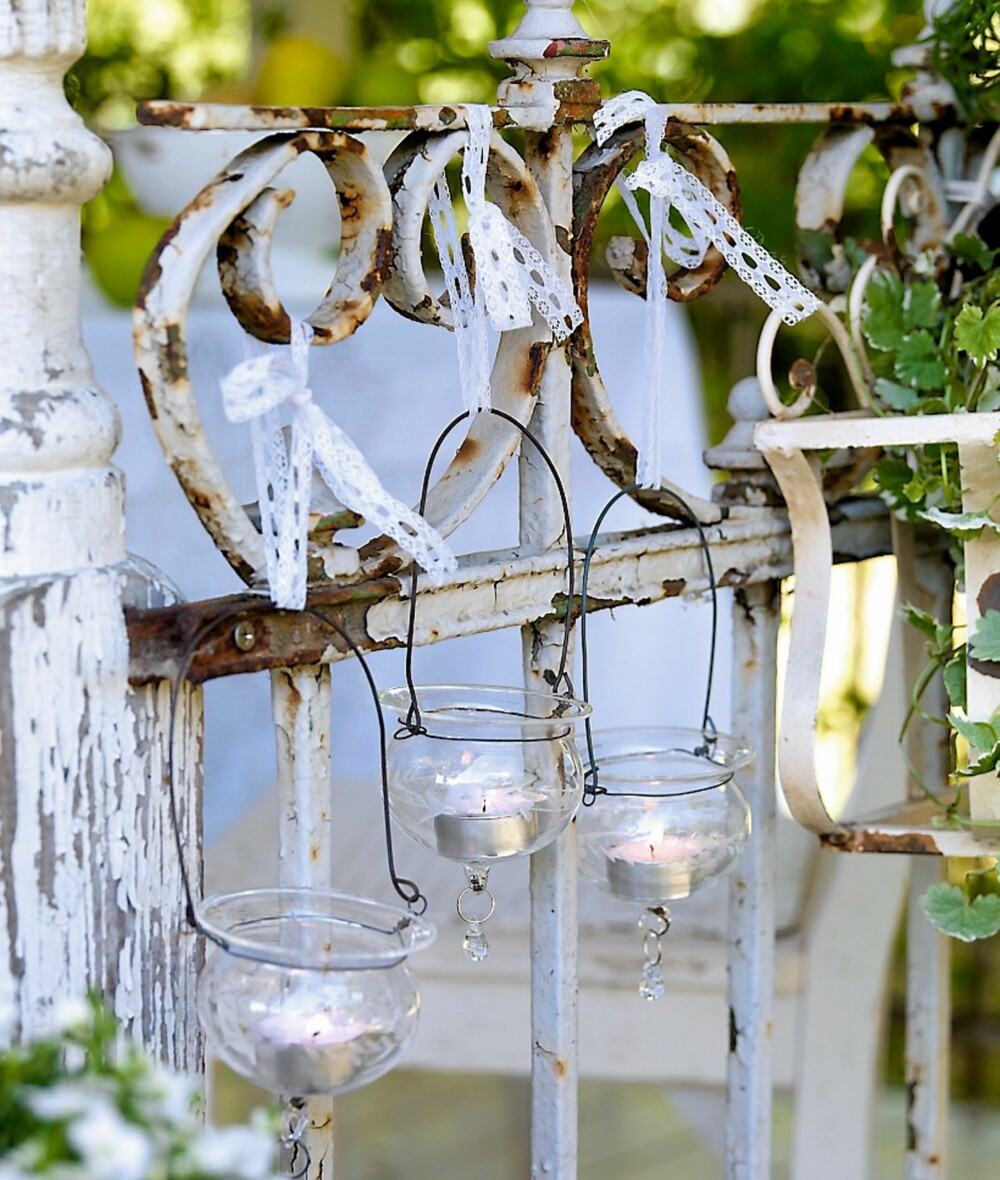 LYS I MØRKET: Når skumringen faller på er det fint å tenne tusen små lys. Heng gamle syltetøyglass, eller andre glass, i ståltråd, og du kan få en hage full av særegne lykter. LYS I MØRKET: Når skumringen faller på er det fint å tenne tusen små lys. Heng gamle syltetøyglass, eller andre glass, i ståltråd, og du kan få en hage full av særegne lykter.