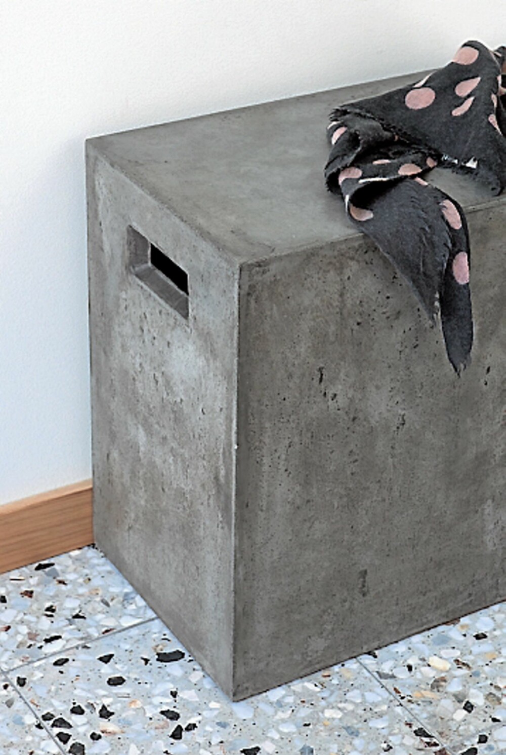 RØFF DETALJ. Betongbenk mot terrazzofliser, benken er fra Fine Design. RØFF DETALJ. Betongbenk mot terrazzofliser, benken er fra Fine Design.