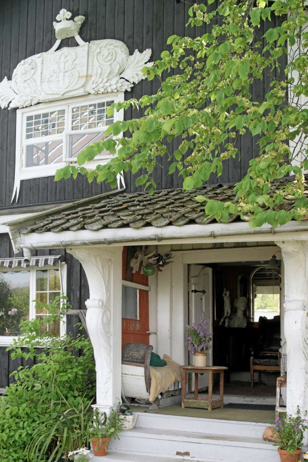 HISTORISK. Den eldste delen av huset er trolig fra 1600-tallet. Dekoren over vinduet stammer fra stevnen på en gammel seilskute. HISTORISK. Den eldste delen av huset er trolig fra 1600-tallet. Dekoren over vinduet stammer fra stevnen på en gammel seilskute.