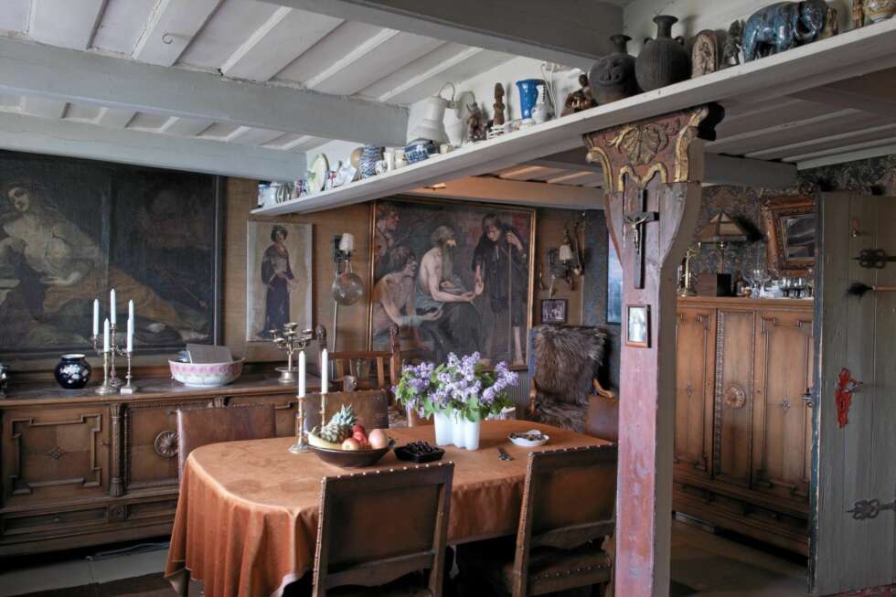 SKATTKAMMER. Du kan gå deg vill i Dørnbergers hus. Her er det malerier og et vell av gamle ting. Stolper og vegger har mange historiske detaljer. SKATTKAMMER. Du kan gå deg vill i Dørnbergers hus. Her er det malerier og et vell av gamle ting. Stolper og vegger har mange historiske detaljer.