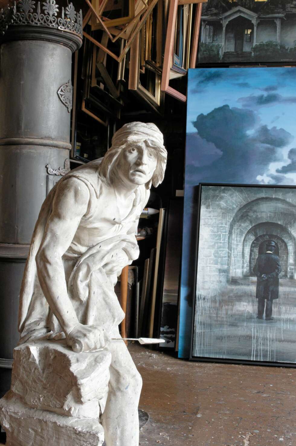 I ATELIERET. Matias Skeibroks skulptur Den Fredløse ønsker velkommen fra sin faste plass i atelieret. Arne Samulesens malerier står langs veggen i bakgrunnen. I ATELIERET. Matias Skeibroks skulptur Den Fredløse ønsker velkommen fra sin faste plass i atelieret. Arne Samulesens malerier står langs veggen i bakgrunnen.