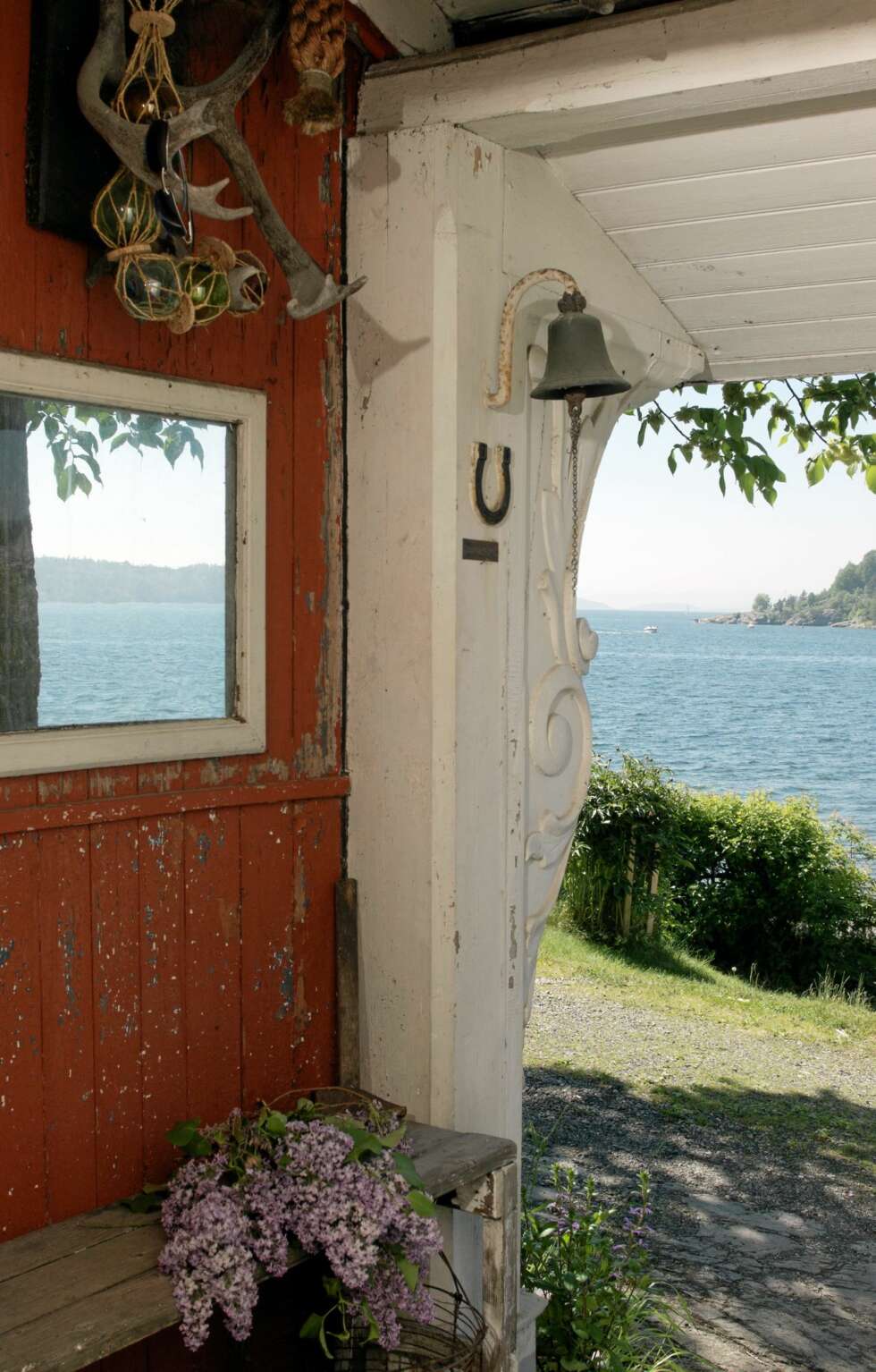 INNGANG MED UTSIKT. Huset ligger et steinkast fra sjøen. INNGANG MED UTSIKT. Huset ligger et steinkast fra sjøen.