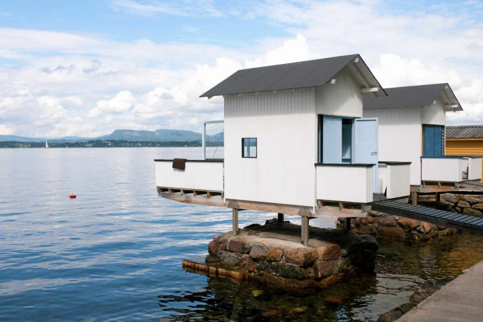 MINIMAL BREDDE. Badehuset ble bygget smalt for ikke å sperre utstikten fra strandpromenaden. Det ble oppført i 2001, det ble da satt opp på det gamle fundamentet etter badehuset som forsvant på sjøen i 1953. MINIMAL BREDDE. Badehuset ble bygget smalt for ikke å sperre utstikten fra strandpromenaden. Det ble oppført i 2001, det ble da satt opp på det gamle fundamentet etter badehuset som forsvant på sjøen i 1953.