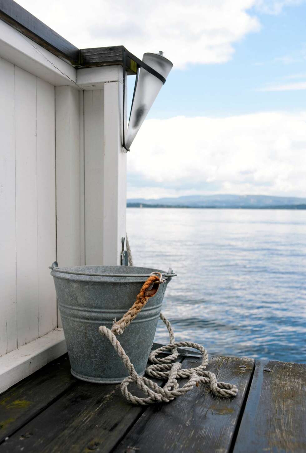 RETT FRA SJØEN. Bøtta er fin til å samle blåsskjell i. Eieren tilbereder dem på stedet. RETT FRA SJØEN. Bøtta er fin til å samle blåsskjell i. Eieren tilbereder dem på stedet.