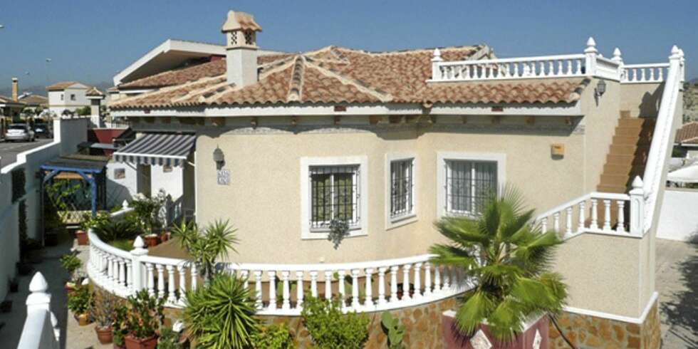 TIL SALGS: Hus i Spania og Hellas har gått mye ned i pris de siste årene. Denne boligen i landsbyen Bigastro cirka ti minutters kjøring fra Torrevieja med tre soverom, to bad, terrasse, hage og privat svømmebasseng koster 1.435.000 norske kroner. TIL SALGS: Hus i Spania og Hellas har gått mye ned i pris de siste årene. Denne boligen i landsbyen Bigastro cirka ti minutters kjøring fra Torrevieja med tre soverom, to bad, terrasse, hage og privat svømmebasseng koster 1.435.000 norske kroner.