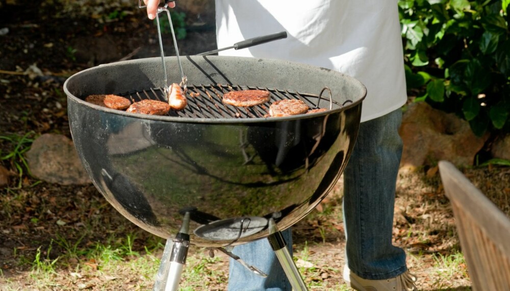 GRILLTID: Måten du fyrer opp grillen på har betydning for resultatet. Glem tennvæske i sommer, lyder ekspertrådene. GRILLTID: Måten du fyrer opp grillen på har betydning for resultatet. Glem tennvæske i sommer, lyder ekspertrådene.