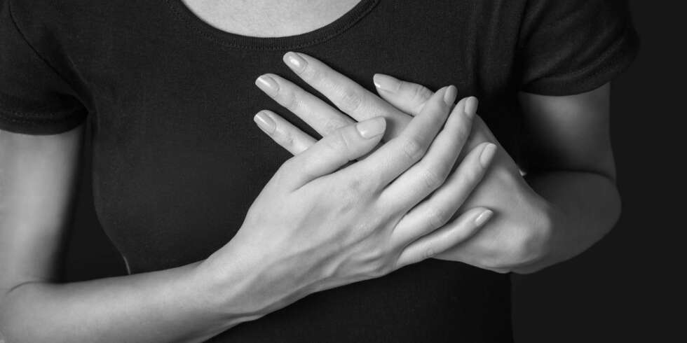 BLI KVITT BRYSTBETENNELSE: Brystbetennelse ved amming som gir hovent, rødt og verkende bryst kan gjøre skikkelig vondt. Slik unngår du brystbetennelse når du ammer. BLI KVITT BRYSTBETENNELSE: Brystbetennelse ved amming som gir hovent, rødt og verkende bryst kan gjøre skikkelig vondt. Slik unngår du brystbetennelse når du ammer.