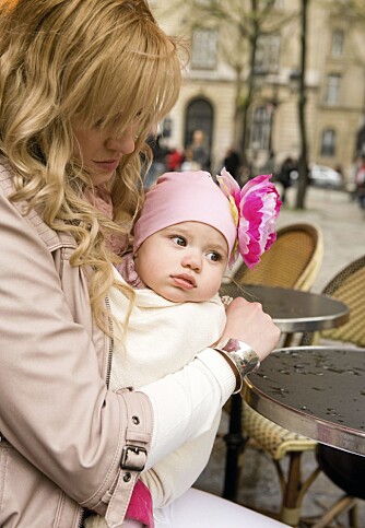 URBAN BABY: Så lenge babyen får nok nærhet og kos, har den ikke vondt av å være på kafé. Men det må ikke gå på bekostning av denne tilknytningen, mener ekspertene. URBAN BABY: Så lenge babyen får nok nærhet og kos, har den ikke vondt av å være på kafé. Men det må ikke gå på bekostning av denne tilknytningen, mener ekspertene.
