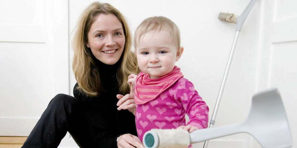KRYKKEMAMMA: - Det er jo typisk at jeg skulle få en så aktiv baby. Ronja kan nesten gå bedre enn meg, ler Elin. KRYKKEMAMMA: - Det er jo typisk at jeg skulle få en så aktiv baby. Ronja kan nesten gå bedre enn meg, ler Elin.