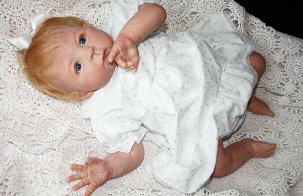 REBORNDUKKE TIRIL: Lyst hår, blå øyne og krøllete ben. REBORNDUKKE TIRIL: Lyst hår, blå øyne og krøllete ben.