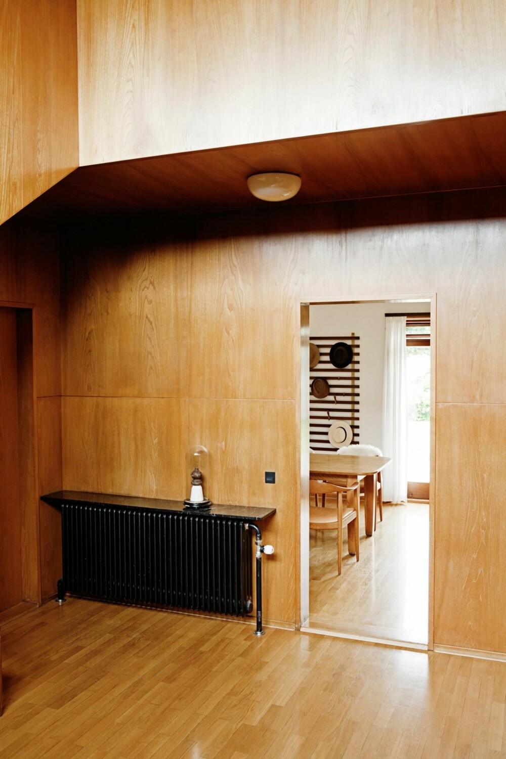 MODERNE IGJEN: Omsorgsfulle detaljer er tegnet inn overalt i huset. Slik som marmorplaten som hviler på toppen av alle radiatorene. Vintage glassklokke av Anne Jørgensen. MODERNE IGJEN: Omsorgsfulle detaljer er tegnet inn overalt i huset. Slik som marmorplaten som hviler på toppen av alle radiatorene. Vintage glassklokke av Anne Jørgensen.