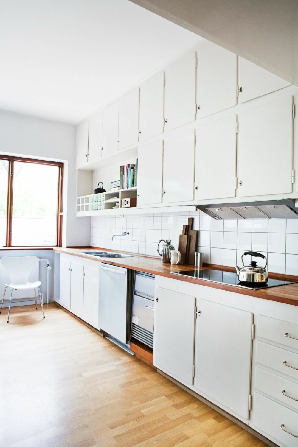 LIKE FINT: Kjøkkenet er originalt, håndsnekret og hvitmalt. Overalt er det innebygget skap og skuffer. Kannene er fra Stelton, kjele av Sori Yanagi fra Gateway Japan. LIKE FINT: Kjøkkenet er originalt, håndsnekret og hvitmalt. Overalt er det innebygget skap og skuffer. Kannene er fra Stelton, kjele av Sori Yanagi fra Gateway Japan.