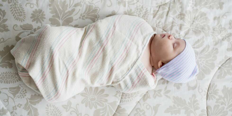 SVØPE BABY: Svøping kan være en effektiv teknikk å bruke på babyer som eksempelvis ikke klarer å roe seg grunnet overstimulering, overtrøtthet eller magesmerter. SVØPE BABY: Svøping kan være en effektiv teknikk å bruke på babyer som eksempelvis ikke klarer å roe seg grunnet overstimulering, overtrøtthet eller magesmerter.