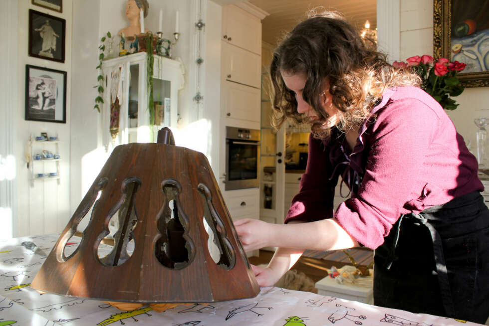 FJERNING: Sara peller av alle rester etter skinn og innmat på lampen. FJERNING: Sara peller av alle rester etter skinn og innmat på lampen.