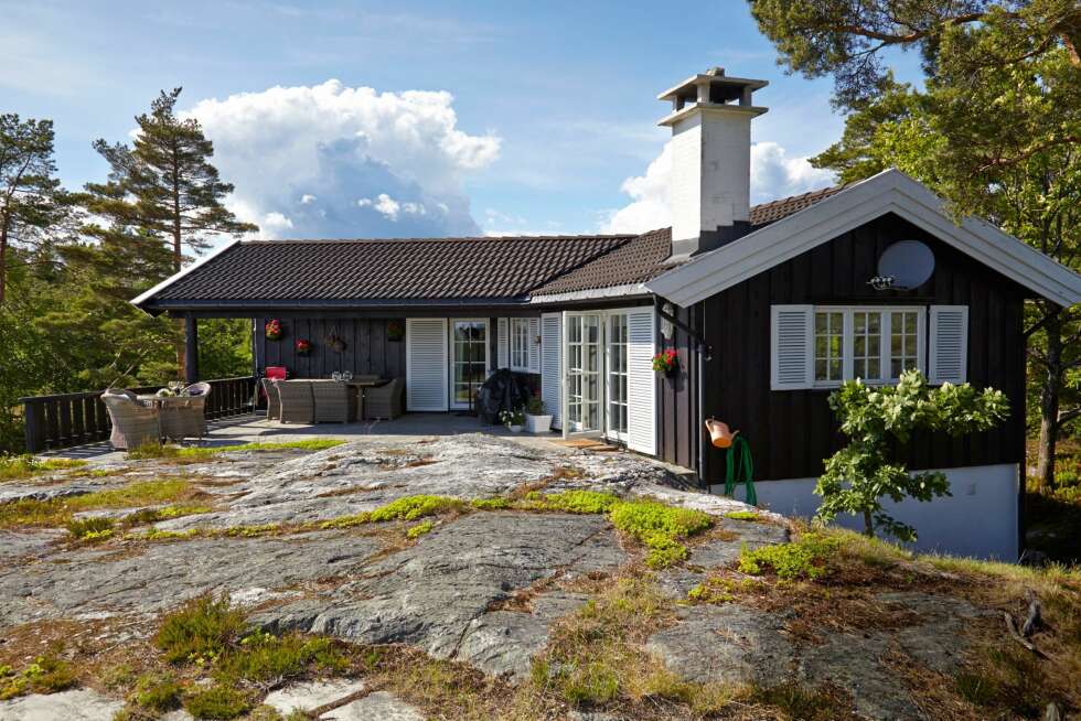 UNIK UTEPLASS: Den store plassen foran hytta gir rom for flere koselige kvelder. Taket beskytter deler av uteplassen slik at man kan sitte ute når det regner. UNIK UTEPLASS: Den store plassen foran hytta gir rom for flere koselige kvelder. Taket beskytter deler av uteplassen slik at man kan sitte ute når det regner.