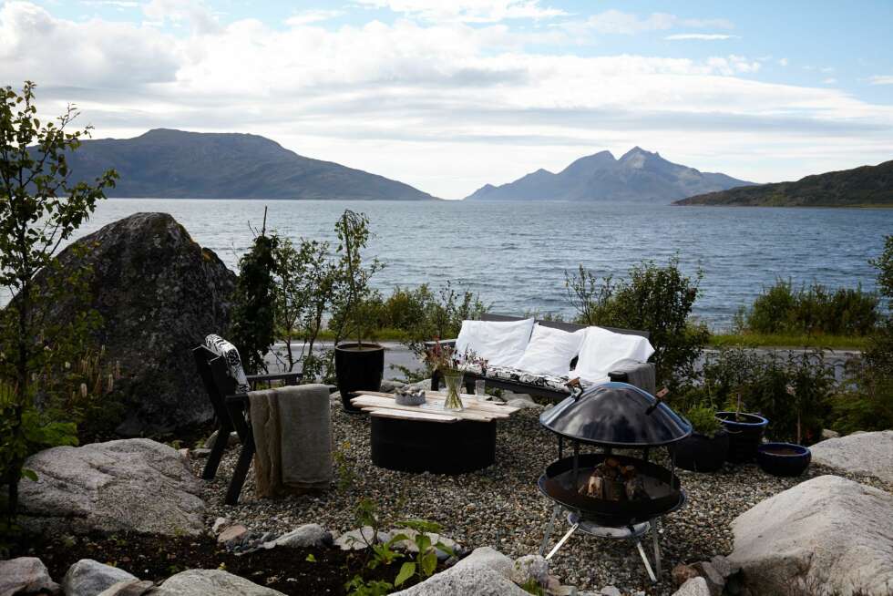 SJØNÆRT: Skulsfjorden rett over veien danner et vakkert bakteppe for uteplassene på hytta. Her fyrer de opp bålet og koser seg med kaffekoppen til sola går ned bak fjellene. SJØNÆRT: Skulsfjorden rett over veien danner et vakkert bakteppe for uteplassene på hytta. Her fyrer de opp bålet og koser seg med kaffekoppen til sola går ned bak fjellene.