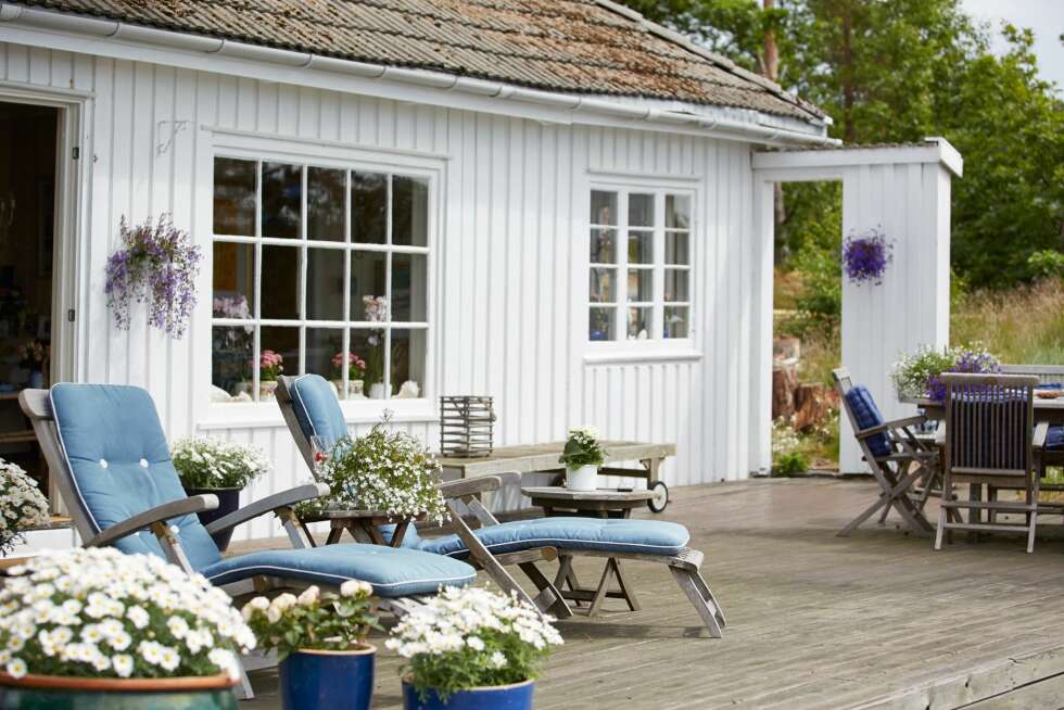 KLASSISK: Den romslige terrassen, som ligger rett ut fra stuen, innbyr til late sommerdager. KLASSISK: Den romslige terrassen, som ligger rett ut fra stuen, innbyr til late sommerdager.
