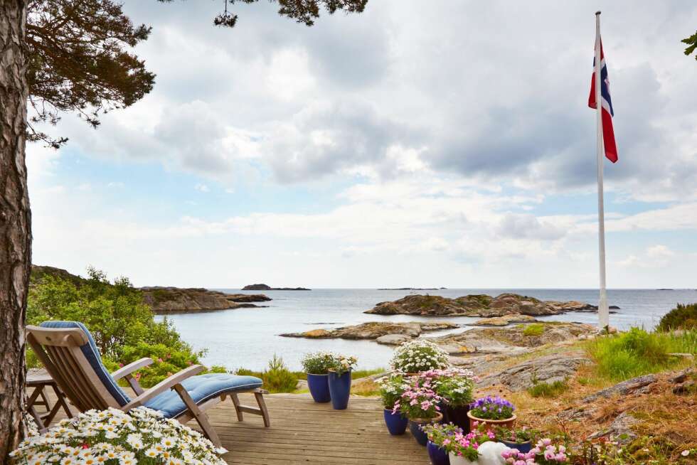 UT MOT HAVET: Livet på hytta gir rom for avslappende dager. På terrassen kan hytteeierne hvile øynene på horisonten. UT MOT HAVET: Livet på hytta gir rom for avslappende dager. På terrassen kan hytteeierne hvile øynene på horisonten.