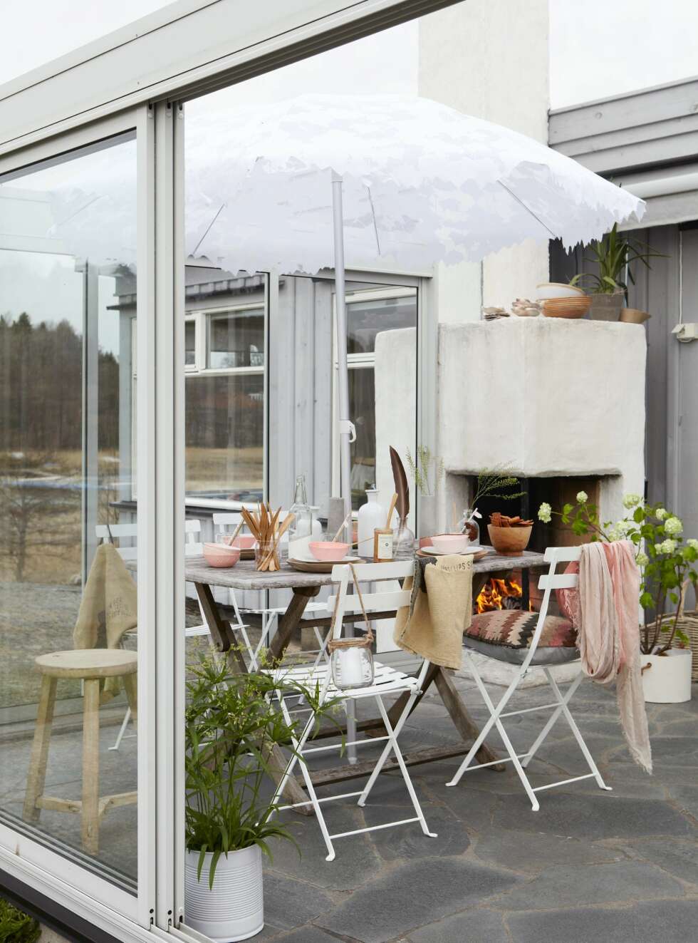 GLASSET INN UTEPLASSEN: Uteplassen har skyvbare glassflater som kan åpnes i alle retninger. Dermed blir glassverandaen et sted man kan oppholde seg både når det blåser mye og når det blir trykkende varmt. GLASSET INN UTEPLASSEN: Uteplassen har skyvbare glassflater som kan åpnes i alle retninger. Dermed blir glassverandaen et sted man kan oppholde seg både når det blåser mye og når det blir trykkende varmt.