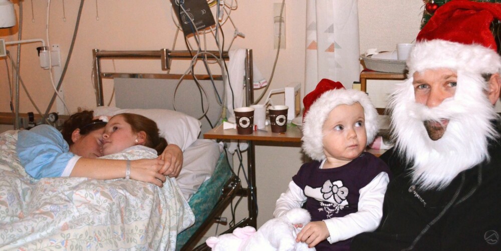 JUL: I romjulen fikk Monika besøk av familien. Øyvind gjorde sitt beste for å skape julestemning. JUL: I romjulen fikk Monika besøk av familien. Øyvind gjorde sitt beste for å skape julestemning.