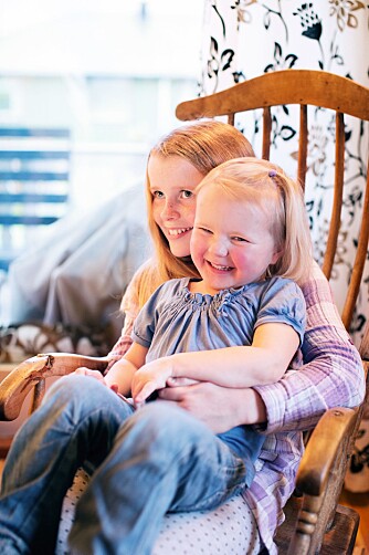 SØSTRE: Nora (10) hjelper gjerne til med barnepass. Mie (3) synes det er veldig gøy når storesøster tuller med henne. SØSTRE: Nora (10) hjelper gjerne til med barnepass. Mie (3) synes det er veldig gøy når storesøster tuller med henne.