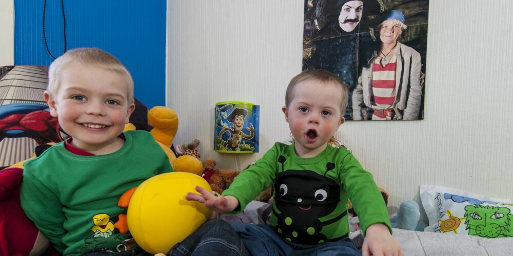 PÅ GUTTEROMMET: Oliver og Lauritz sitter og skråler på gutterommet. Kommunikasjonen med Lauritz foregår med en blanding av tegn og tale. PÅ GUTTEROMMET: Oliver og Lauritz sitter og skråler på gutterommet. Kommunikasjonen med Lauritz foregår med en blanding av tegn og tale.
