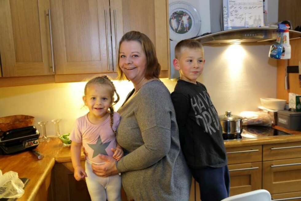 SUNN MAMMA: Anna Beate Berg slet med å bli gravid på grunn av overvekt. Nå er hun en aktiv mamma for Sara (2) og Emre (5). SUNN MAMMA: Anna Beate Berg slet med å bli gravid på grunn av overvekt. Nå er hun en aktiv mamma for Sara (2) og Emre (5).
