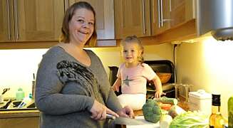 RIKTIG MAT: Anna er opptatt av at hele familien skal spise sunt, og Sara (2) er ofte med og lager mat. RIKTIG MAT: Anna er opptatt av at hele familien skal spise sunt, og Sara (2) er ofte med og lager mat.