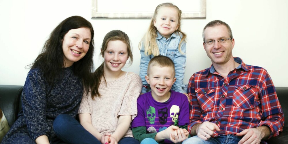 MER TIL STEDE: Mamma Hege og pappa Øyvind merket at de ble mer til stede for sine tre barn da de la bort mobilen en uke. Nå har de bestemt seg for å kun sjekke mobilen på to gitte tidspunkter hver kveld, og ellers la den ligge. MER TIL STEDE: Mamma Hege og pappa Øyvind merket at de ble mer til stede for sine tre barn da de la bort mobilen en uke. Nå har de bestemt seg for å kun sjekke mobilen på to gitte tidspunkter hver kveld, og ellers la den ligge.