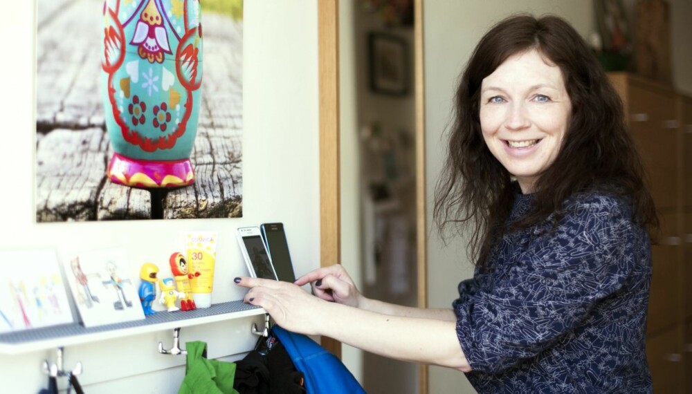 MOBILFRI UKE: Trebarnsmor og journalist Hege K. Fosser Pedersen har bestemt seg for å klare seg uten mobilen en hel uke i strekk. - Hele livet mitt er lagret på den dingsen, sier Hege før forsøket starter. MOBILFRI UKE: Trebarnsmor og journalist Hege K. Fosser Pedersen har bestemt seg for å klare seg uten mobilen en hel uke i strekk. - Hele livet mitt er lagret på den dingsen, sier Hege før forsøket starter.