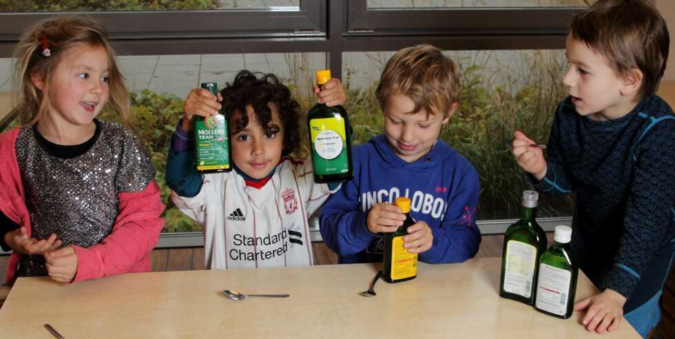 FULL POTT: Vilde (5) (f.v.), Lucas (4), Mats (5) og Lucas (5) i Eventyrstua barnehage smakte på tran for Foreldre & Barn. Guttene ga alle typene terningkast seks, mens Vilde var litt mer skeptisk. FULL POTT: Vilde (5) (f.v.), Lucas (4), Mats (5) og Lucas (5) i Eventyrstua barnehage smakte på tran for Foreldre & Barn. Guttene ga alle typene terningkast seks, mens Vilde var litt mer skeptisk.
