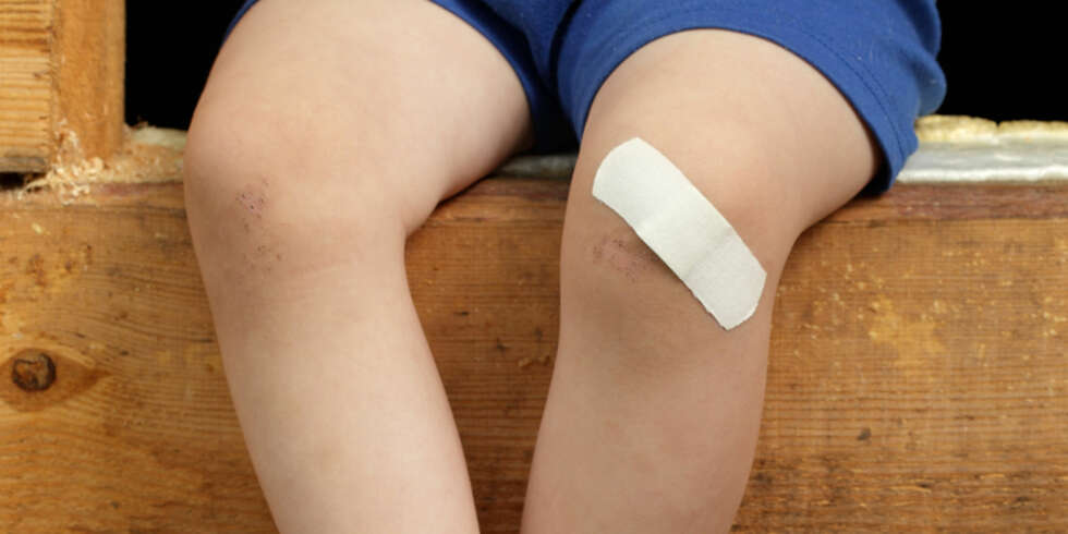 RIV AV: De fleste er enige om at det beste er å bare bite tennene sammen og rive plasteret av. Men om du ønsker en mildere variant, finnes det gode råd. RIV AV: De fleste er enige om at det beste er å bare bite tennene sammen og rive plasteret av. Men om du ønsker en mildere variant, finnes det gode råd.