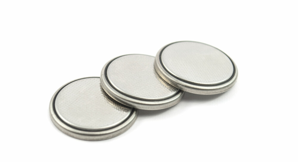 LIVSFARLIG: Lithium-batterier er noe av det farligste et barn kan få i seg. LIVSFARLIG: Lithium-batterier er noe av det farligste et barn kan få i seg.