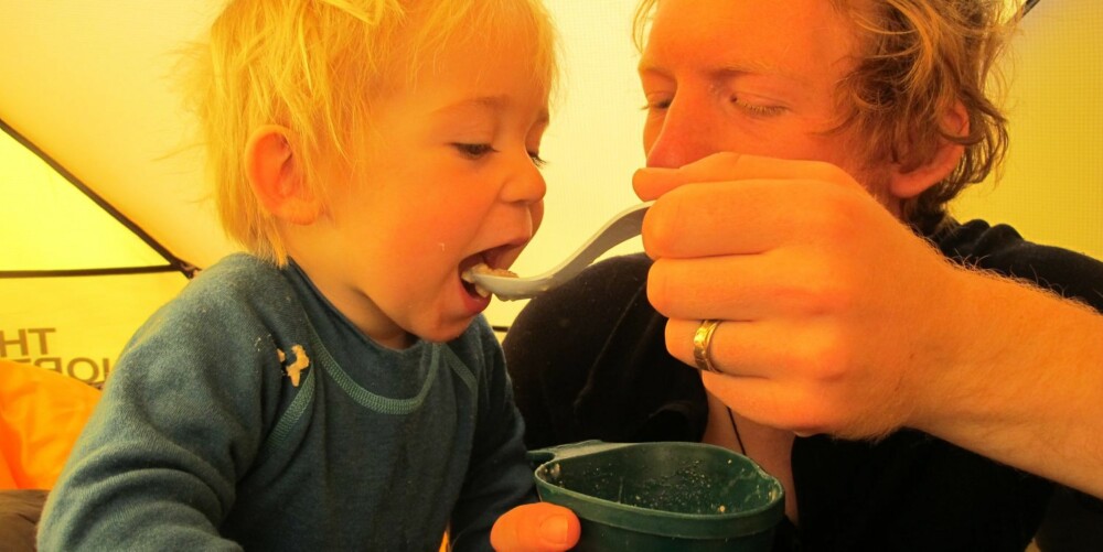 GOD MAT: Ett av familiens tips til andre småbarnsfamilier som vil dra på tur, er å ta med god mat og godt drikke. GOD MAT: Ett av familiens tips til andre småbarnsfamilier som vil dra på tur, er å ta med god mat og godt drikke.