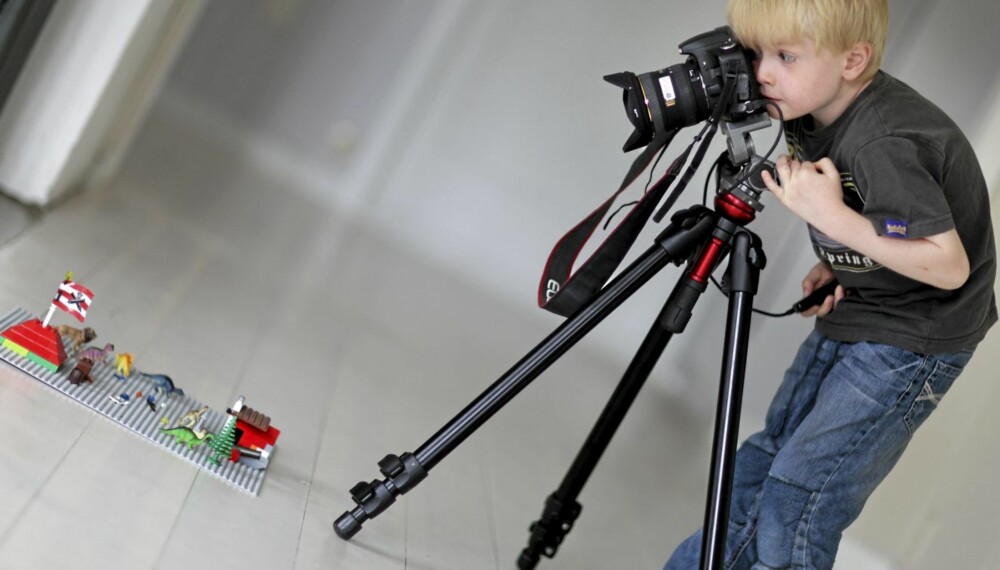 TIDLIG KRØKES: Ludvig på fem år er ivrig bak kameraet. Nå har han laget sin første animasjonsfilm, med lego. Han har tatt alle bildene selv. TIDLIG KRØKES: Ludvig på fem år er ivrig bak kameraet. Nå har han laget sin første animasjonsfilm, med lego. Han har tatt alle bildene selv.