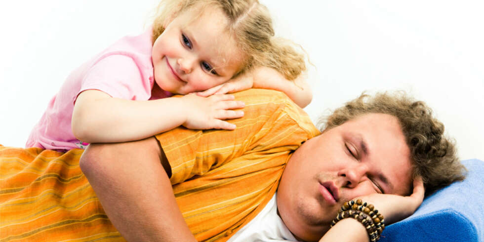 PAPPA ER TRØTT: De fleste småbarnsforeldre må tåle en kort natt i ny og ne. Slik ser du om du lider av seriøs søvnmangel. PAPPA ER TRØTT: De fleste småbarnsforeldre må tåle en kort natt i ny og ne. Slik ser du om du lider av seriøs søvnmangel.