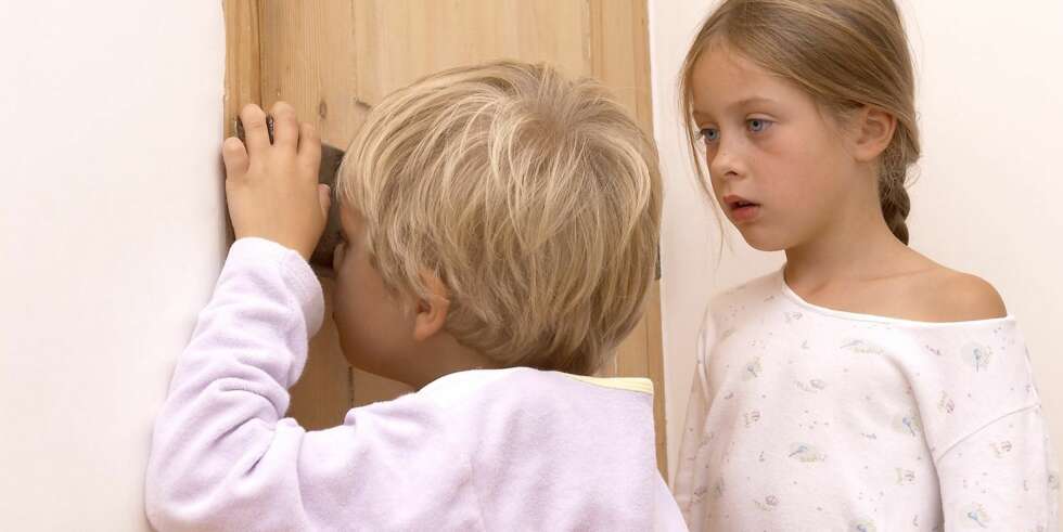 SNAKK MED BARNET: Ta forholdsregler og lås døra. Det anbefales at du også snakker med barnet om kroppen og sex før de begynner på skolen. SNAKK MED BARNET: Ta forholdsregler og lås døra. Det anbefales at du også snakker med barnet om kroppen og sex før de begynner på skolen.