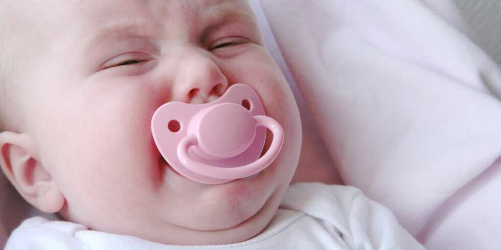 ALT OM AMMING: Mange tror babyen har et ekstremt suttebehov, og gir barnet smokk. Men det kan like gjerne være at babyen trenger nærhet. ALT OM AMMING: Mange tror babyen har et ekstremt suttebehov, og gir barnet smokk. Men det kan like gjerne være at babyen trenger nærhet.