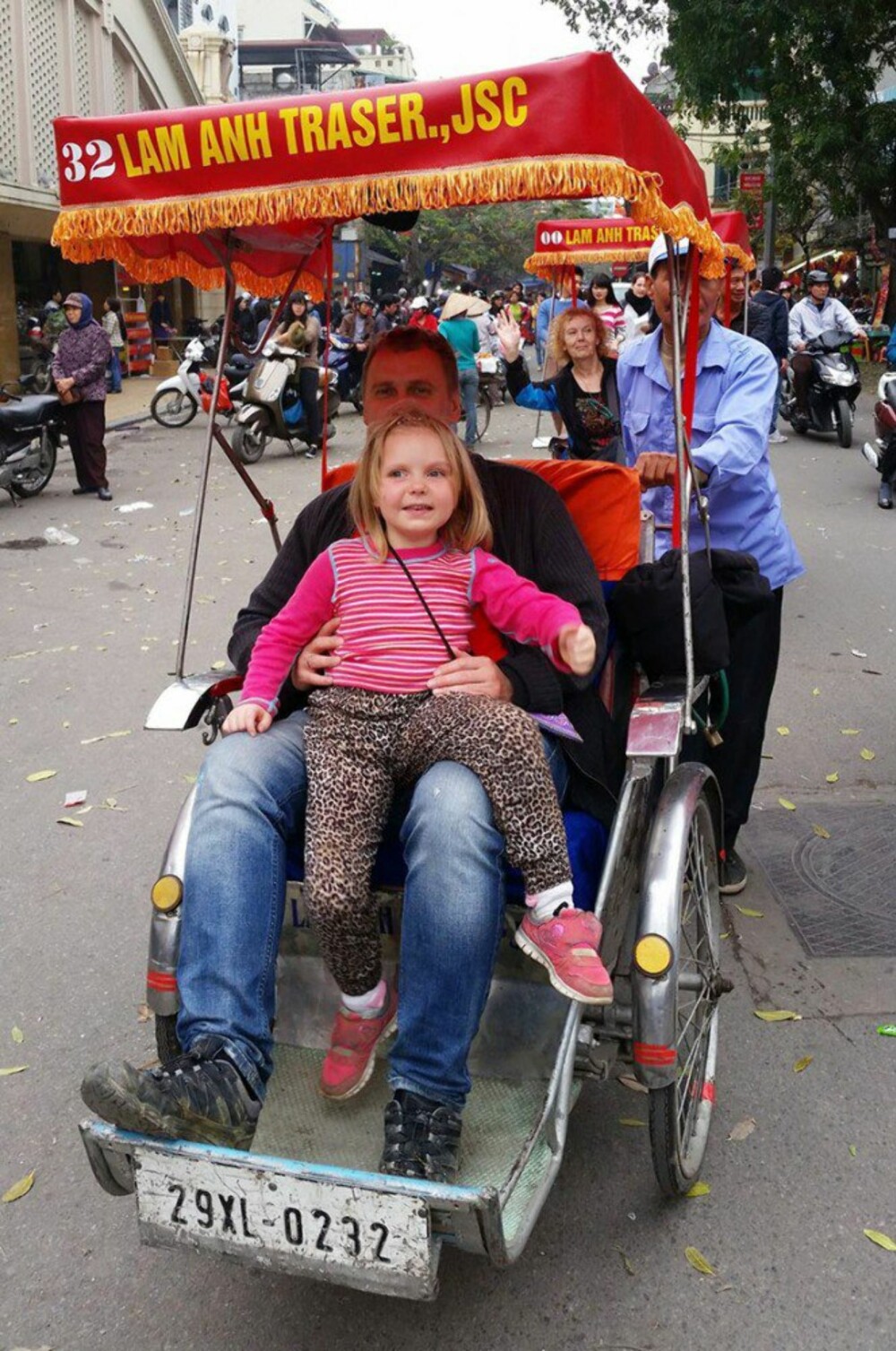 SYKKELDROSJE: I Vietnam fikk de endelig oppleve alt de hadde drømt om hjemme. Isabella på pappa Arvids fang i en sykkeldrosje. SYKKELDROSJE: I Vietnam fikk de endelig oppleve alt de hadde drømt om hjemme. Isabella på pappa Arvids fang i en sykkeldrosje.